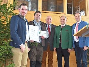 Bei der Hegeschau wurde die hohe Auszeichnung für vorbildliche Jagdbewirtschaftung verliehen. Von links Andreas Sommerer (AELF Kulmbach) und Jagdpächter Marcus Hollederer sowie Johannes Haase (Leiter Hegegemeinschaft Ludwigsstadt), Bernhard Schmitt (1. Vorsitzender BJV-Kreisgruppe) und Landrat Klaus Löffler.  Foto: K.- H. Hofmann