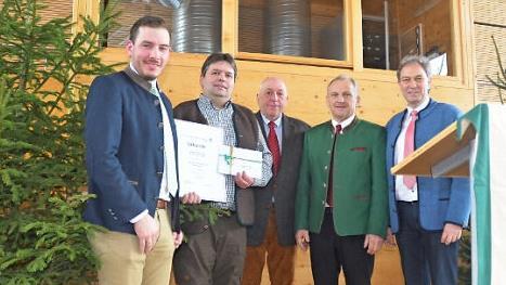 Bei der Hegeschau wurde die hohe Auszeichnung für vorbildliche Jagdbewirtschaftung verliehen. Von links Andreas Sommerer (AELF Kulmbach) und Jagdpächter Marcus Hollederer sowie Johannes Haase (Leiter Hegegemeinschaft Ludwigsstadt), Bernhard Schmitt (1. Vorsitzender BJV-Kreisgruppe) und Landrat Klaus Löffler.  Foto: K.- H. Hofmann