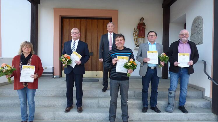 Die verabschiedeten Gemeinderäte mit (hinten) Bürgermeister Markus Grüner  (v. l.): Heike Habermann (BW-GO), Hubert Röhrer (CSU), Hans  Brütting (ABL) und Theo Eichler (ABL). Nicht im Bild Michael Steinlein Foto: Thomas Weichert