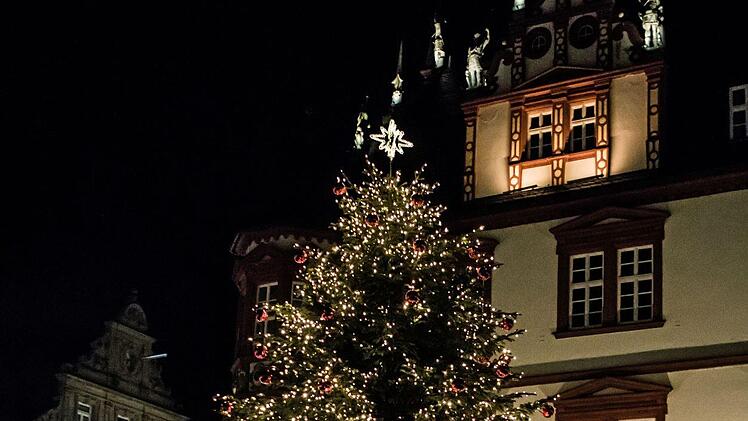 Coburg in der Adventszeit 2020: Blick auf den Weihnachtsbaum ohne Weihnachtsmarkt.Foto: Jochen Berger
