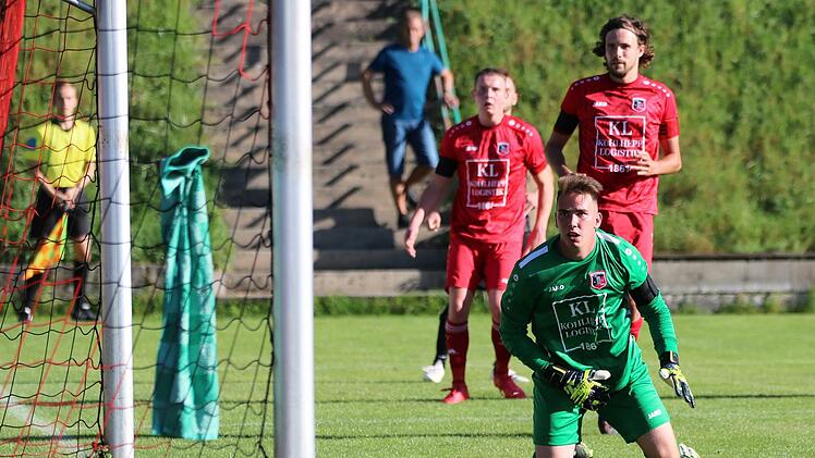 Das Nachsehen im wahrsten Sinn des Wortes hatte der FC Fuchsstadt um Keeper Tayrell Kruppa im Spiel gegen die Alemannia aus Haibach. Foto: Sebastian Schmitt