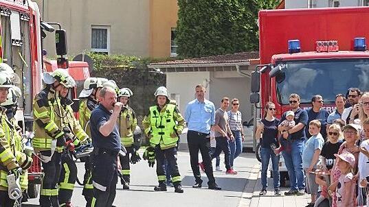 Die Feuerwehrleute erkl&auml;rten den gro&szlig;en und kleinen Besuchern die Ausr&uuml;stung und den Ablauf von Eins&auml;tzen.