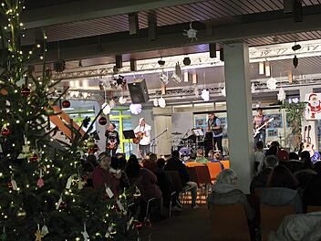 Die HOS-Lehrerband rockte inmitten der weihnachtlich geschmückten Aula.