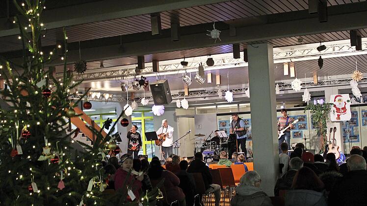Die HOS-Lehrerband rockte inmitten der weihnachtlich geschmückten Aula.