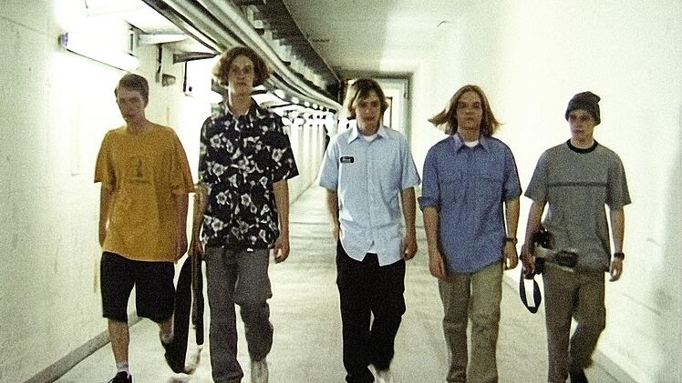 Irgendwann sch&auml;mte man sich, wenn man Playback spielen musste: Die Band Echt macht sich 1999 Backstage bereit f&uuml;r einen Auftritt beim ZDF Fernsehgarten im Jahr 1999 (von links: Flo, Puffi, Kim, Gunnar, Kai).