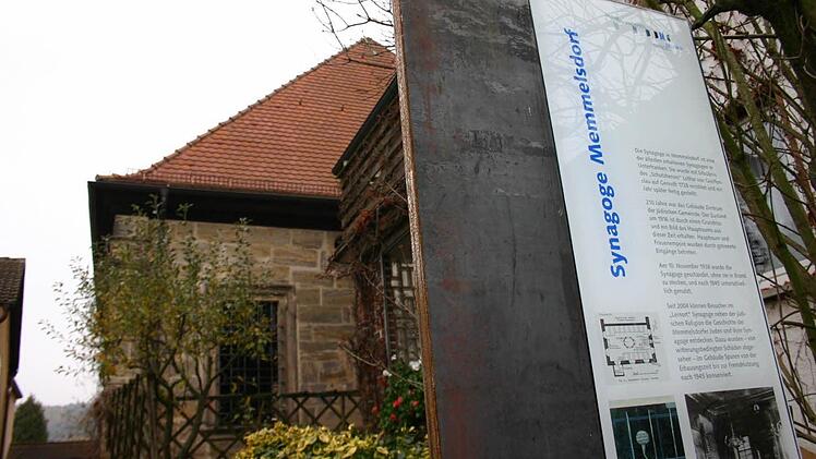 Die Synagoge ist zum Lernort geworden. Unser Bild zeigt das Zentrum der einstige jüdischen Gemeinde (links) und eine moderne Stele, die über das Haus und seine Geschichte informiert. Archivbild: Kiesewetter
