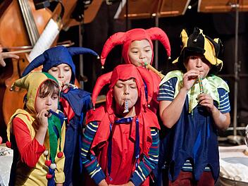 In ein buntes mittelalterliches Spiel verwandeln Schüler der Jean-Paul-Schule die Streiche von Till Eulenspiegel, die Richard Strauss in seiner symphonischen Dichtung schildert. Foto: Jochen Berger