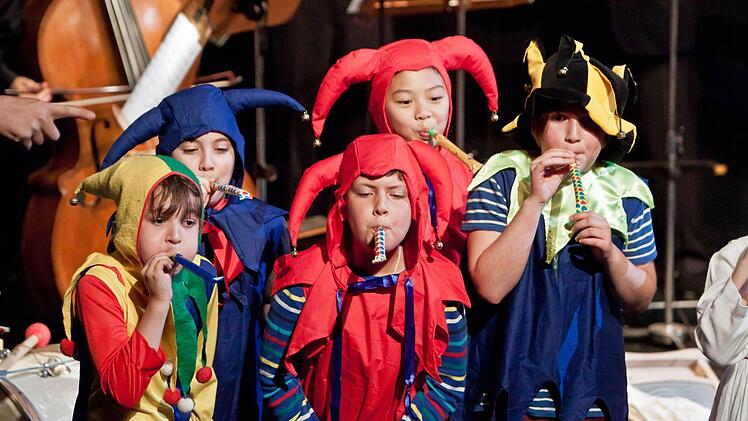 In ein buntes mittelalterliches Spiel verwandeln Schüler der Jean-Paul-Schule die Streiche von Till Eulenspiegel, die Richard Strauss in seiner symphonischen Dichtung schildert. Foto: Jochen Berger