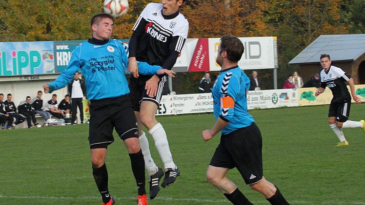 Glück haben hier die beiden Schweinfurter - rechts Kapitän Tony Stenzinger -, dass der Kopfball des Sander Torjägers Peter Heyer(Mitte) gerade noch abgefälscht werden kann. Foto: Günther Geiling