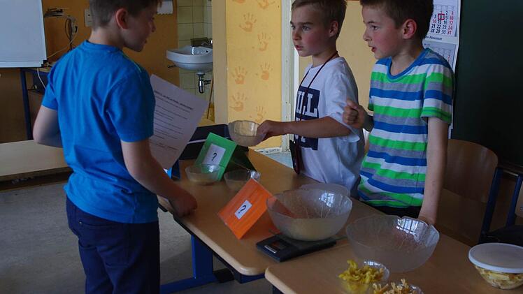 Maxi, Luca und Alexander (von links) an der Station "Zu gut für die Tonne" Foto: Heike Schülein