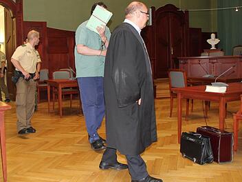 Der an Händen und Füßen gefesselte verurteilte Straftäter betritt in Begleitung seines Rechtsanwalts Wolfgang Schwemmer den historischen Schwurgerichtssaal am Landgericht Bayreuth.  Foto: Stephan Tiroch