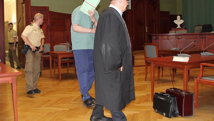 Der an Händen und Füßen gefesselte verurteilte Straftäter betritt in Begleitung seines Rechtsanwalts Wolfgang Schwemmer den historischen Schwurgerichtssaal am Landgericht Bayreuth.  Foto: Stephan Tiroch
