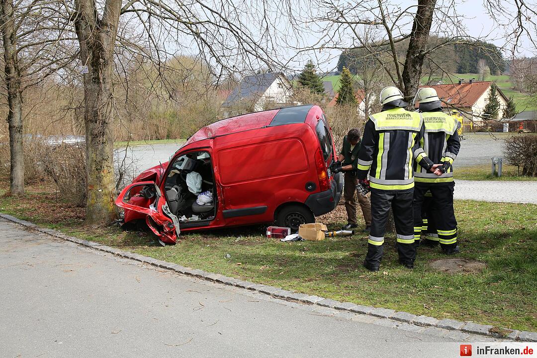 Marktschorgast: Vor Polizei geflüchtet und gegen Baum geprallt