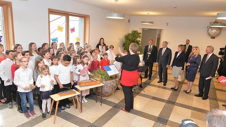 Der Chor der Lucas-Cranach-Schule singt für den Bundespräsidenten.