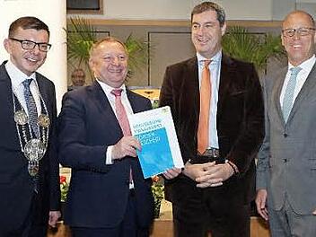 Armin Warmuth, Bürgermeister von Hammelburg, Landrat Thomas Bold, Finanz- und Heimatminister Markus Söder und Gerd Kleinhenz, Bürgermeister von Wildflecken, freuen sich über den neuen Förderbescheid für den Landkreis. Foto: Arkadius Guzy