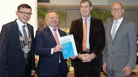 Armin Warmuth, Bürgermeister von Hammelburg, Landrat Thomas Bold, Finanz- und Heimatminister Markus Söder und Gerd Kleinhenz, Bürgermeister von Wildflecken, freuen sich über den neuen Förderbescheid für den Landkreis. Foto: Arkadius Guzy