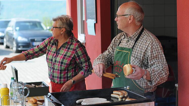 Am Bratwurststand in Fuchsstadt. Foto: ssp