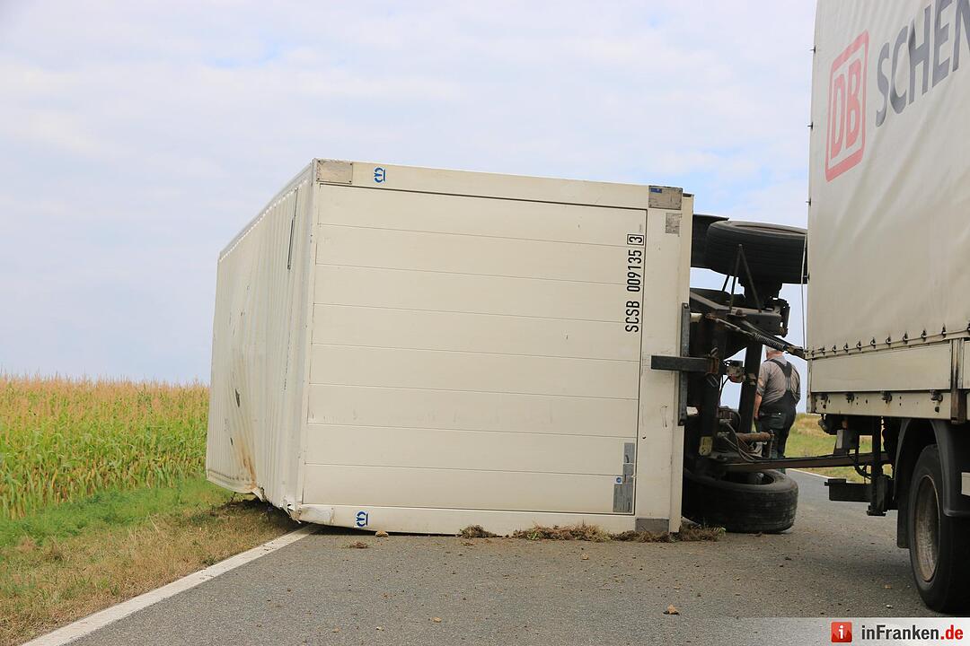 Biker verursacht Unfall: Anhänger kippt bei Scheßlitz um