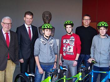 Sie freuen sich &uuml;ber die neuen Mountainbikes: Sparkassen-Vorstandsmitglied Michael Rendl, Schulleiter Frank Kubitza und die Sch&uuml;lern der Schulmannschaft sowie Sportlehrer Stefan Michel. Foto: Martin Warmuth