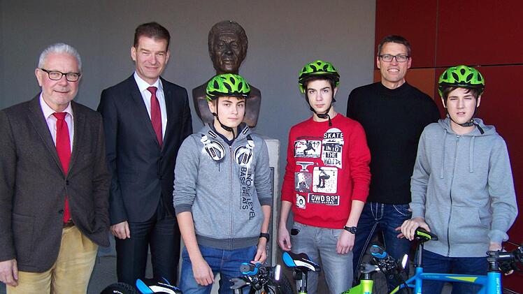 Sie freuen sich &uuml;ber die neuen Mountainbikes: Sparkassen-Vorstandsmitglied Michael Rendl, Schulleiter Frank Kubitza und die Sch&uuml;lern der Schulmannschaft sowie Sportlehrer Stefan Michel. Foto: Martin Warmuth