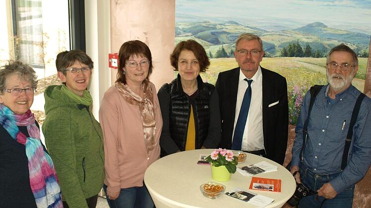 Die Ausstellung im "nurona" Pflegezentrum Hammermühle in Bischofsheim wurde eröffnet (von links): Die Künstlerinnen Hiltrud Storch, Monika Schmidt und Karin Reichardt, Leiterin der Kunststation Kleinsassen Monika Ebertowski, Einrichtungsleiter des Pflegezentrums Hammermühle Roland C. Penzenstadler und Künstler Lothar Reichardt bei der Vernissage.  Foto: Marion Eckert