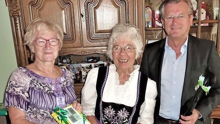 Zum 85. Geburtstag von Valeria Hilbert gratulierten Kirchenpflegerin Elvira Ludwig und Bürgermeister Rainer Detsch. Foto: Gerd Fleischmann