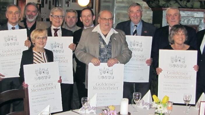 Ein Dutzend langjährige und engagierte Handwerksmeister aus dem Coburger Land wurde am Donnerstag von der Handwerkskammer für Oberfranken und der Kreishandwerkerschaft Coburg mit den Goldenen Meisterbriefen geehrt. Foto: Martin Koch