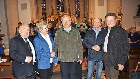 Die Koinor Horst Müller Stiftung spendet den stattlichen Betrag von 18 500 Euro an die Benefizaktion "1000 Herzen für Kronach". Bei der Übergabe von links: Heinz Hausmann, Herta Burkert-Mazur, Michael Schulz (Stiftungsrat), Karl- Heinz Zubrod (Stiftungsvorstand) und Gerhard Burkert-Mazur.  Foto: K.- H. Hofmann