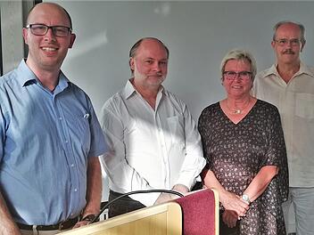 Vorsitzender Maik Richter (links) mit seinen neu gewählten Vorstandskollegen Dirk Thiele (2. Vorsitzender), Birgit Eber (Schriftführerin) und Karsten Aurich (Schatzmeister).