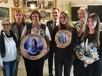 Das Foto zeigt die neuen Würdenträger der Schützengesellschaft mit (von links) Bürgermeisterin Judith Dekant, 2. Ritter Markus Röß, Schützenkönigin Nadine Müller, 1. Ritter René Weimann, Jugendkönigin Isabelle Terwart, Bernd Müller (Sieger im Prei...