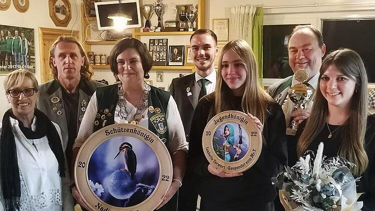Das Foto zeigt die neuen Würdenträger der Schützengesellschaft mit (von links) Bürgermeisterin Judith Dekant, 2. Ritter Markus Röß, Schützenkönigin Nadine Müller, 1. Ritter René Weimann, Jugendkönigin Isabelle Terwart, Bernd Müller (Sieger im Prei...
