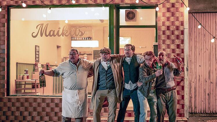 Die f&uuml;nf Freunde haben beim unverhofften Wiedersehen vielleicht ein bisschen zu tief ins Glas geschaut (von links): 
Franz (Christoph Krutzler), Schiffi (Thomas Stipsits), David (Clemens Berndorff), Freco (Gerhard Liebmann) und Charly (Michael Fuith).