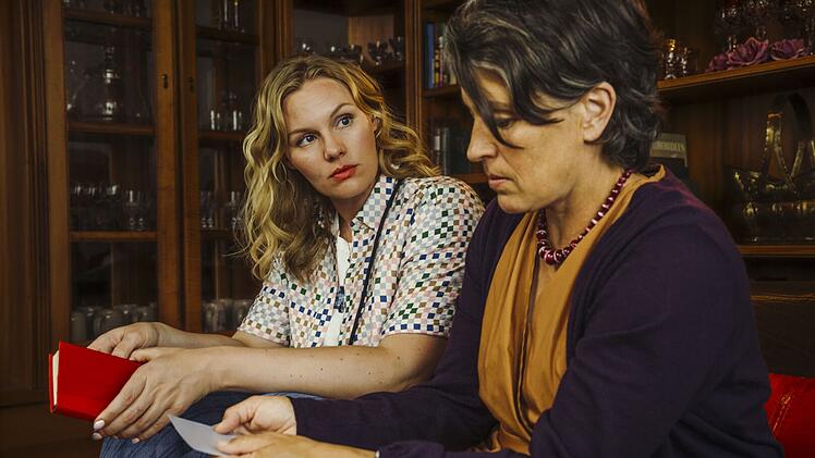 Emmy Rathgeber (Rosalie Thomass) sp&uuml;rt, dass Frau Schaller (Jule Gartzke), die Mutter des toten Elias, ihr und Felix gerne etwas sagen w&uuml;rde, was sie vor ihrem Mann nicht sagen kann.