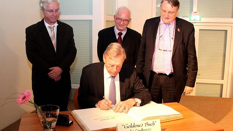 Eintrag ins Goldene Buch des Landkreises,  von links Dekan Peter Huschke, Avi Primor, Josef Motz und Landrat Eberhard Irlinger