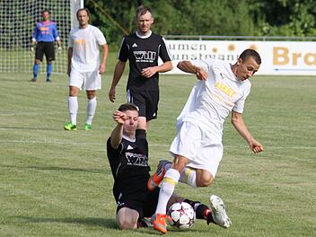Das war nichts: Der Saisonauftakt in der Fußball-Kreisliga Kronach ging für die SG Roth-Main schief - der SCW Obermain nahm mit 3:1 die drei Punkte mit. Hier wird der pfeilschnelle SG-Youngster Jermaine Mullen vom Weismainer Heiko Hollfelder gestört. Foto: Michael Foltes