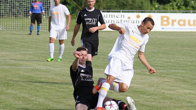 Das war nichts: Der Saisonauftakt in der Fußball-Kreisliga Kronach ging für die SG Roth-Main schief - der SCW Obermain nahm mit 3:1 die drei Punkte mit. Hier wird der pfeilschnelle SG-Youngster Jermaine Mullen vom Weismainer Heiko Hollfelder gestört. Foto: Michael Foltes