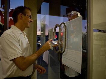 Künftig nicht mehr kostenlos? Der Forchheimer Apotheker Christian Bleile (l.) berät einen Kunden. Foto: Herbst/Archiv