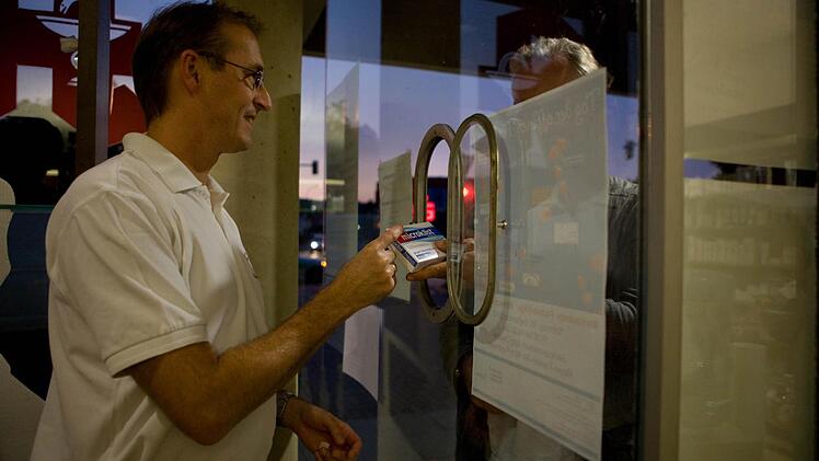 Künftig nicht mehr kostenlos? Der Forchheimer Apotheker Christian Bleile (l.) berät einen Kunden. Foto: Herbst/Archiv