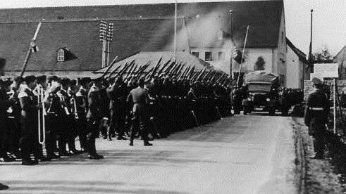 Ehrensalut auf dem Fliegerhorst Giebelstadt für die toten Soldaten