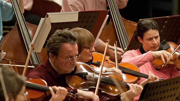 Unter Leitung von Hans Stähli probt das Orchester der "Musikfreunde Neustadt".Foto: Jochen Berger