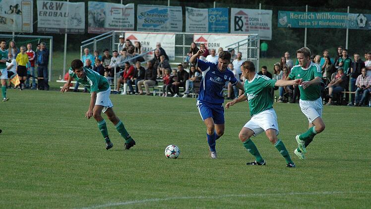 Szene aus dem Spiel des SV Riedenberg (grüne Trikots) gegen den TSV Münnerstadt (3:1). Foto: Sebastian Schmitt