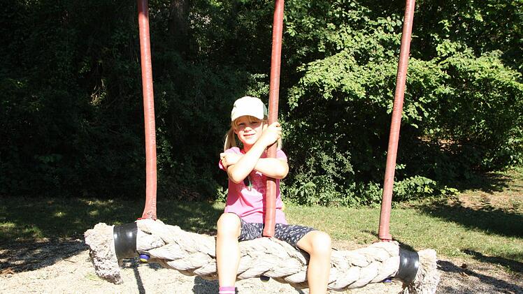Die Spielplatz-Tester auf dem Euerdorfer Spielplatz. Foto: Ralf Ruppert