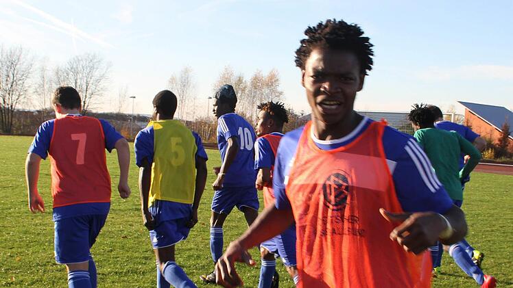 Die Afrikaner sehen das Freundschaftsspiel nicht nur als Spaß, sondern natürlich wollen sie auch gewinnen. Und die Afrikaner haben ein Talent für Fußball