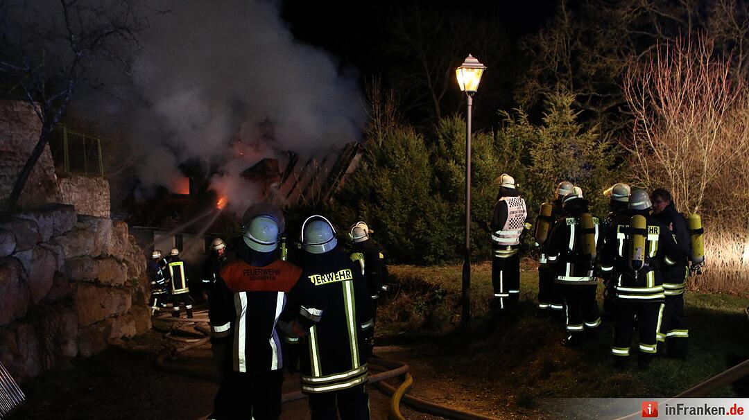 Wohnhaus geht lichterloh in Flammen auf