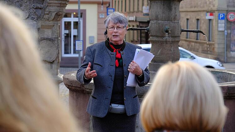 Eva Albert informiert bei der Stadtführung über die klugen Köpfe. Foto: Gerd Schaar