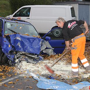 Auto prallt in Mönchsröden gegen Werbeschild: Fahrer schwer verletzt