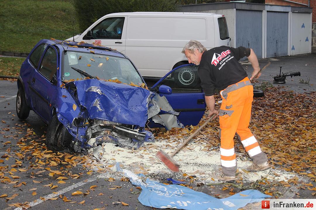 Auto prallt in Mönchsröden gegen Werbeschild: Fahrer schwer verletzt