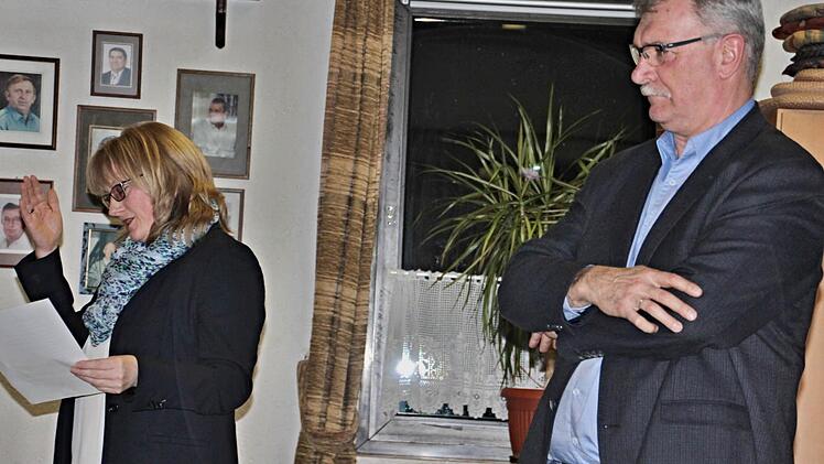 Sandra Schramm (links) plädierte energisch für Einkäufe im "Mio", um die Zukunft des Untermerzbacher Dorfladens zu sichern. Rechts Bürgermeister Helmut Dietz  Foto: Helmut Will