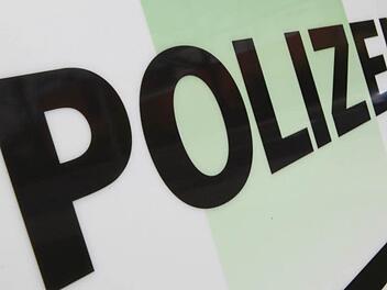 Ohne sich um den entstandenen Schaden zu k&uuml;mmern, floh ein Rollstuhlfahrer im Oberhaider Gemeindeteil Staffelbach vom Unfallort. Die Polizei sucht Zeugen. Foto: Matthias Hoch