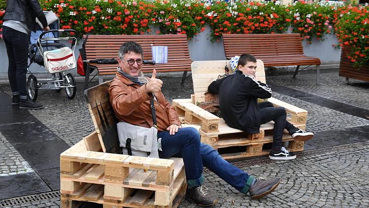 Bei vielen Bürgern war die Resonanz auf die künstlerischen Palettenmöbel auf dem Maxplatz eher positiv. Dennoch: Zur dauerhaften Einrichtung werden sie nicht.  Ronald Rinklef